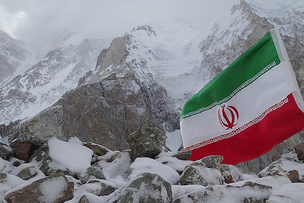 پرچم نصب شده توسط کوهنوردان ایرانی بر بالای قله برودپیک 