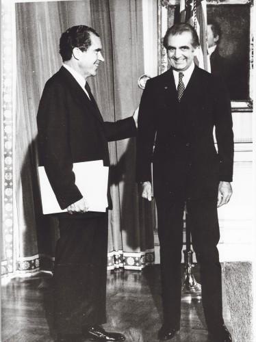                                       امیراصلان افشار و ریچاردنیکسون درکاخ سفید،1969