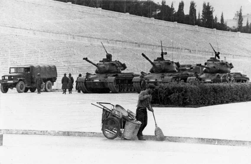 Staatsstreich der Armee, 21. April 1967: Panzer sind auch drei Tage nach  dem Putsch noch im Athener Stadion aufgefahren - 24.04.1967