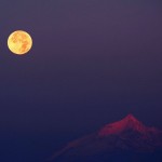 همزمانی غروب ماه در غرب با طلوع خورشید در شرق و روشنایی افق برفی آلپ در تصویر استفانو د روزا